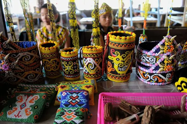 Kerajinan Manik-manik: Tradisi Penuh Warna di Kalimantan