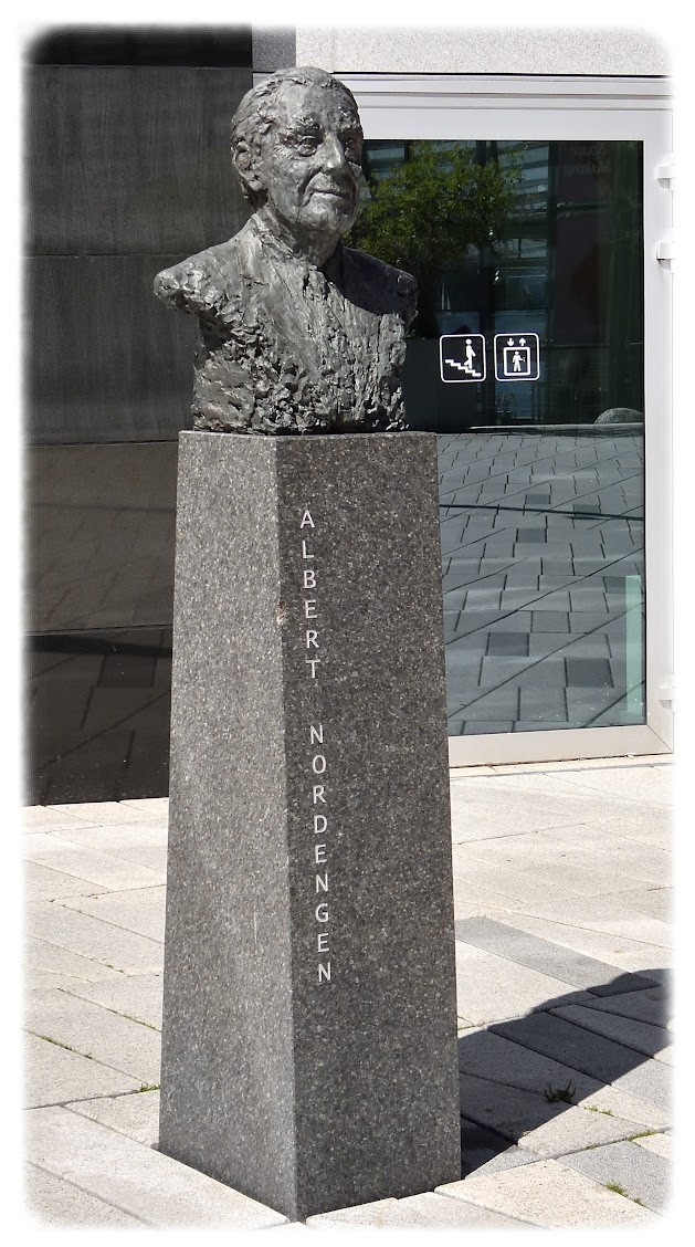 Byste av Albert Nordengen på Albert Nordengens plass på Tjuvholmen.