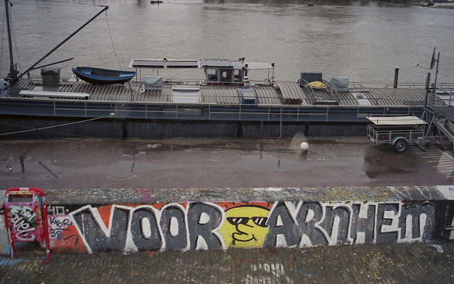 Graffiti, Rijnkade, Arnhem, december 2017. AgfaPhoto Vista Plus 400. Foto: Robert van der Kroft