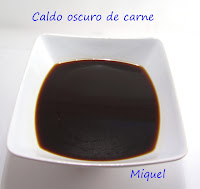 Caldo oscuro de carne