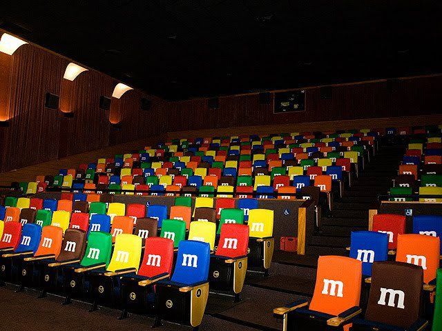 مقاعد M&M في السينما للترويج لها