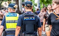 Ένας Αυστραλός αστυνομικός βρίσκεται υπό έρευνα επειδή είπε σε έναν συνάδελφό του στο Διαδίκτυο ότι υπάρχουν μόνο δύο φύλα. Ο λοχίας Bruno S...