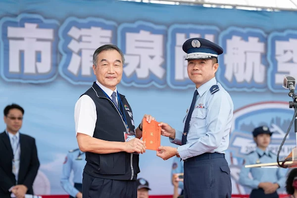 ▲台中副市長黃國榮受邀出席活動，代表市長盧秀燕致贈加菜金慰勞空軍官兵。（台中市政府提供）