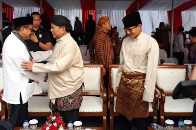 Prabowo Mengunakan Baju Adat Jawa