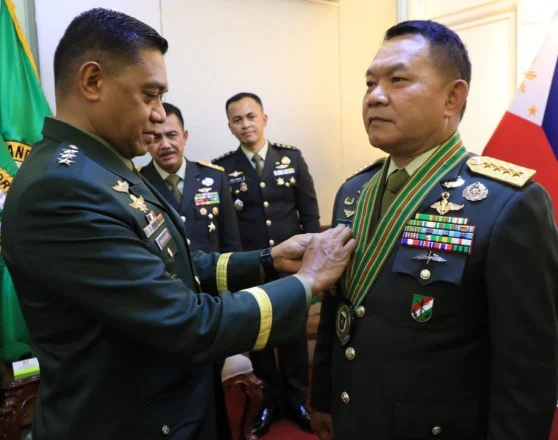 Panglima Angkatan Darat Filipina Anugerahi Kasad Tanda Kehormatan "Combat Kagitingan Badge" Level Tertinggi