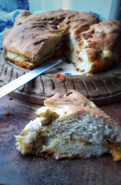 pan focaccia peperoni e cipolle