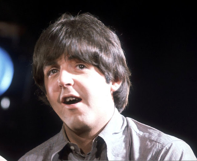 Paul McCartney durante la sesión de Abbey Road para grabar Paperback Writer y Rain, abril de 1966