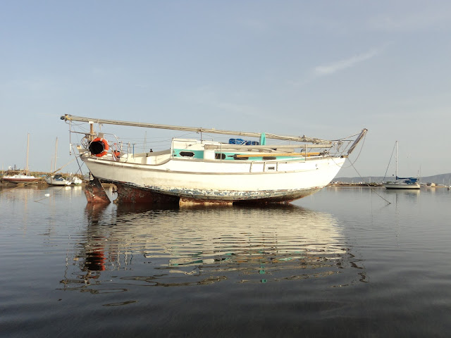 abandoned boat in Culatra
