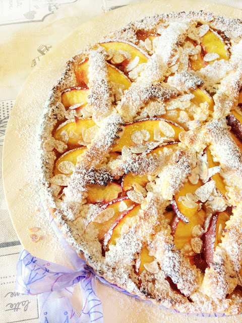 Crostata alle Mandorle con Amaretti e Pesche Nettarine di Romagna