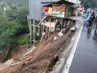 Jalur puncak arah cianjur longsor tidak bisa dilewati kendaraan.