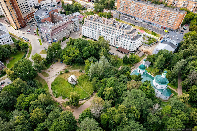 Церковь на окраине парка в городе