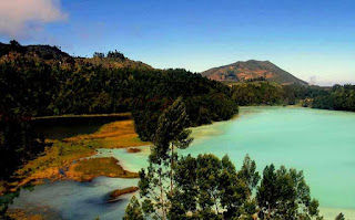 Wisata di Telaga Warna Dieng