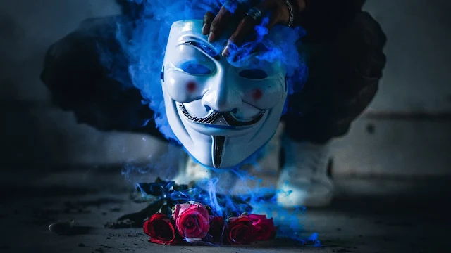 Flores Rosas e Máscara Anonymous V