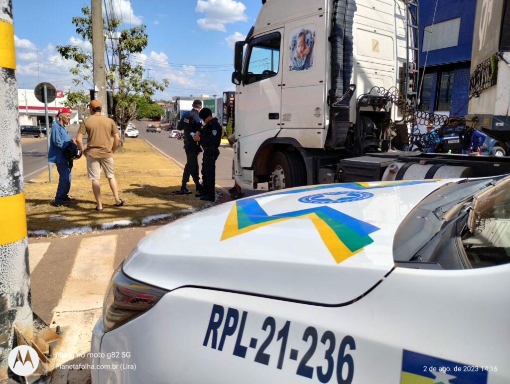 Urgente: Carreta quase esmaga motociclista deficiente na esquina da Caixa, em Rolim de Moura