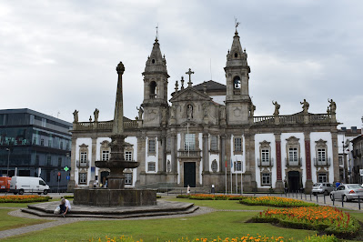 Fachada da Igreja de São Marcos em Braga. Jardim no Largo Carlos Amarante