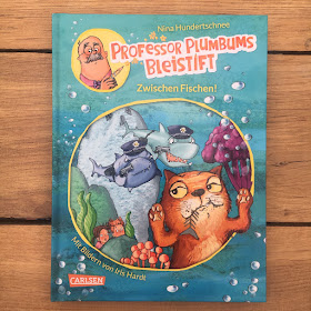 „Professor Plumbums Bleistift: Zwischen Fischen!“ von Nina Hundertschnee, illustriert von Iris Hardt, Carlsen Verlag, Kinderbuchblog Familienbücherei