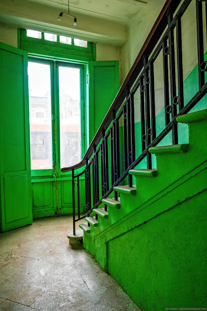 Подъезд с лестницей выкрашен в зеленый цвет