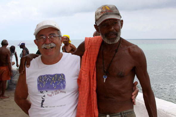 Dia movimentado na Praia de Santana com muitas flores para Iemanjá