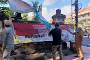   Rusak Wajah Kota, Satpol PP Denpasar Tertibkan Spanduk Kadaluarsa