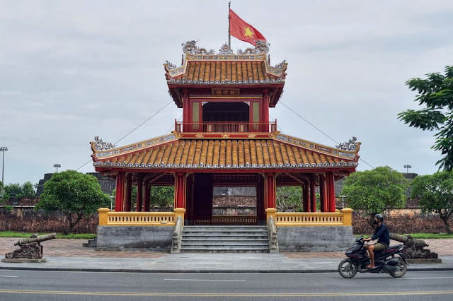 Phu Văn Lâu được xây dựng dưới thời vua Gia Long dùng làm nơi niêm yết những chỉ dụ quan trọng của nhà vua và triều đình, hoặc kết quả các kỳ thi do triều đình tổ chức.