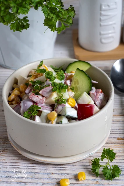 warzywa pokrojone w kostkę w białej salaterce