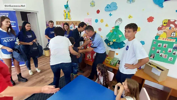 Peste o sută de ghiozdane cu rechizite școlare și dulciuri dăruite de polițiștii suceveni copiilor din Preutești și Basarabi