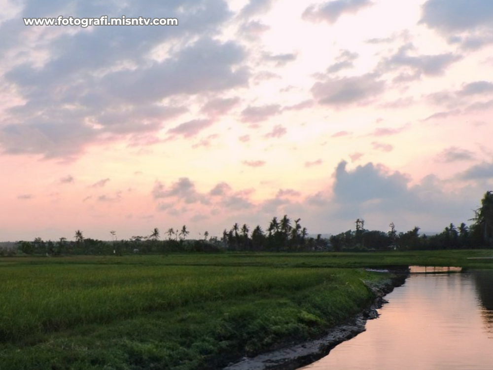 Sinar senja yang mempesona memancar ke dalam pemandangan ini