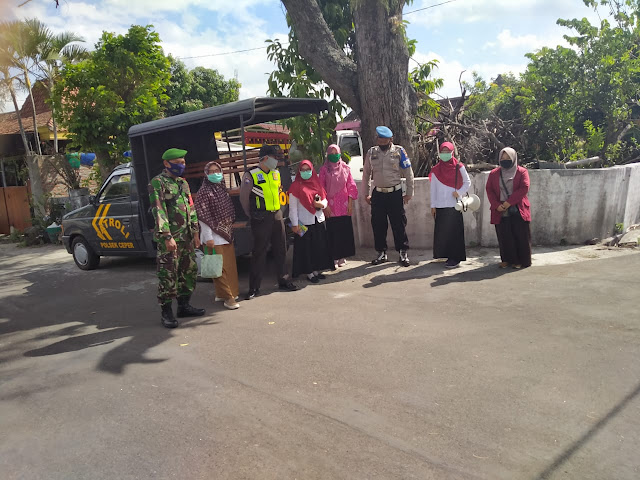 Cegah Penyebaran Covid-19 Babinsa Bersama Puskesmas Bagikan Masker Kepada Warga