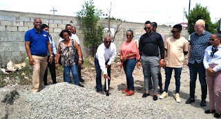 Alcalde de Sabana Yegua da primer picazo para la construcción de un parque