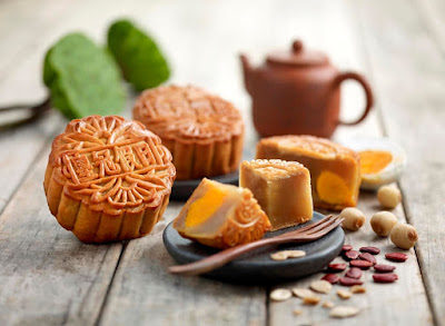 Source: Crowne Plaza Changi Airport. Baked mooncake with teapot.