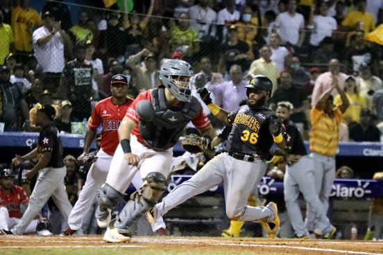 Aguilas derrotan a los Leones y clasifican round robin beisbol RD