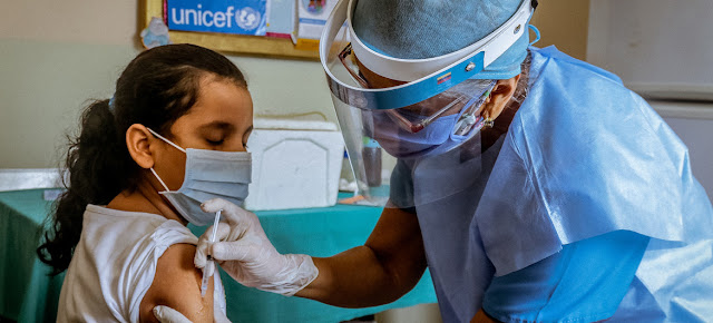 Paulina, 10, recibe una vacuna en distribuida por UNICEF en VenezuelaUNICEF/William Urdaneta