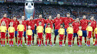 Selección de ESPAÑA - Temporada 2011-12 - Arbeloa, Silva, Iniesta, Jordi Alba, Xabi Alonso, Cesc, Busquets, Piqué, Xavi, Sergio Ramos, Casillas - ITALIA 0, ESPAÑA 4 (Silva, Jordi Alba, Fernando Torres y Mata) - 01/07/2012 - Eurocopa de Polonia y Ucrania 2012, Final - Kiev, Ucrania, estadio Olímpico -Alineación: Casillas; Arbeloa,  Piqué, Sergio Ramos, Jordi Alba; Busquets; Silva (Pedro, 58'), Xabi Alonso, Xavi, Iniesta (Mata, 86'); y Cesc Fábregas (Fernando Torres, 75') - ESPAÑA se proclama campeona de la Eurocopa por 3ª vez, 2ª consecutiva