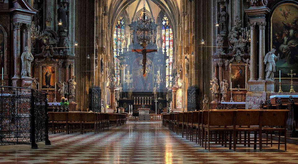 Interior da catedral onde estava o púlpito medieval.