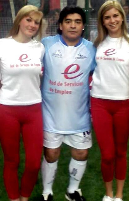 Foto de Diego Maradona posando con lindas chicas