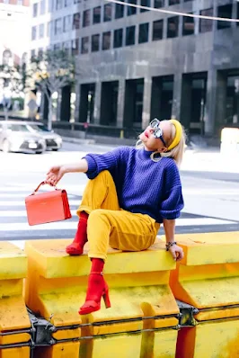 Nos próximos meses, a Moda Dopamina deve ter espaço garantido no guarda-roupa das fashionistas. A ideia é apostar no mix de cores, como estampas ou até em uma só cor , da cabeça aos pés. Use a criatividade e não tenha medo de experimentar.