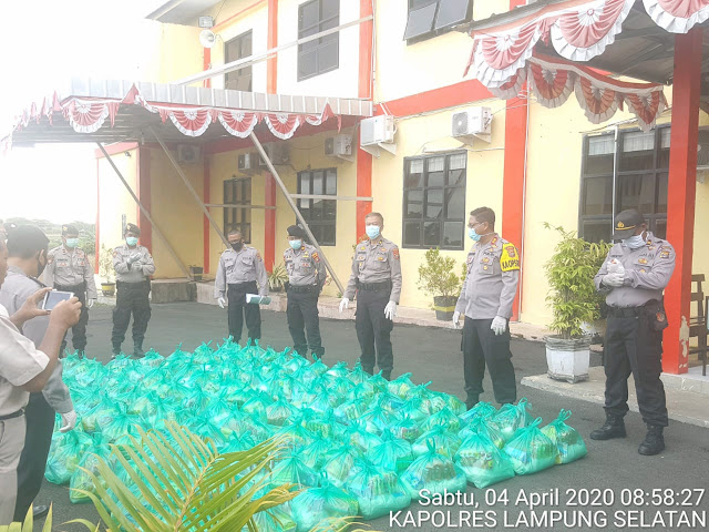 Giat Polres Lampung Selatan Bagikan Sembako Sebagai Langkah Antisipasi Pengaruh Ekonomi Akibat Covid -19 