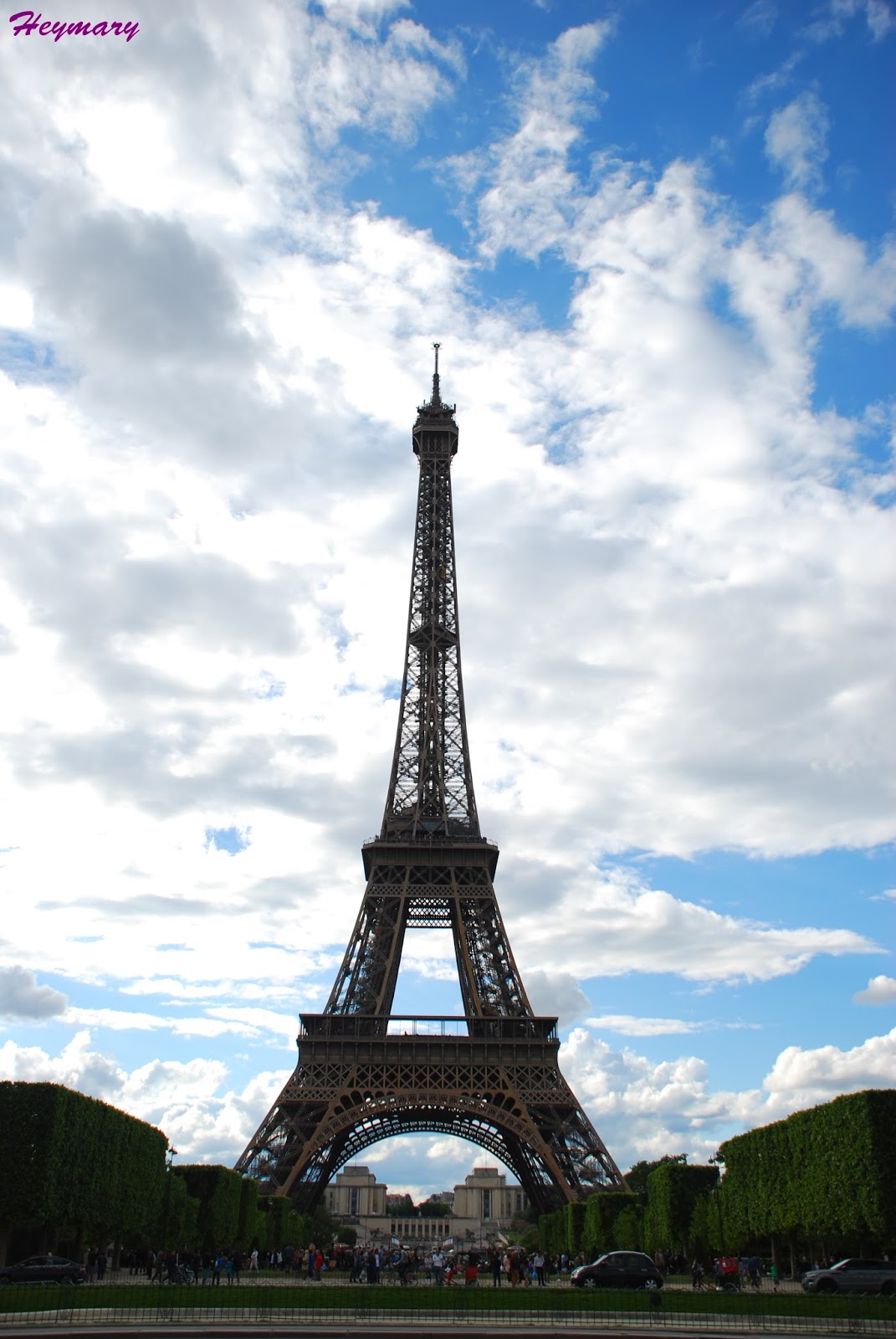 艾菲爾鐵塔Eiffel Tower 2017/05/20 1887年起建，而設計師為居斯塔夫．艾菲爾 分為三層，分別離地57.6米，115.7米，276.1米，一、二樓為餐廳，三樓為觀景台，塔座有1711級階梯，共7000噸鋼鐵，12000個金屬部件，250萬顆鉚釘，模仿人體骨頭為建，鏤空結構鐵塔，塔高300公尺，總高320公尺
