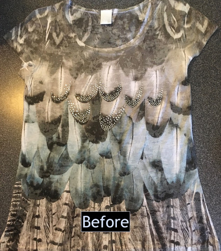 Original top with feather print and white, gray, light blue and black colors and made out of a lightweight knit fabric.
