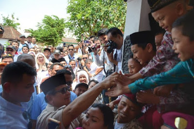 Prabowo Diajak Berkeliling dengan Buggy Off-road Karya Santri