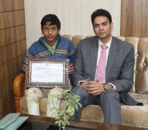 कलेक्टर ने आशुतोष को दिया स्वच्छता के ब्रांड एम्बेसडर का नियुक्ति पत्र , छात्र ने कहा कि मेरी जिंदगी में आज का दिन सबसे ज्यादा विशेष व यादगार 