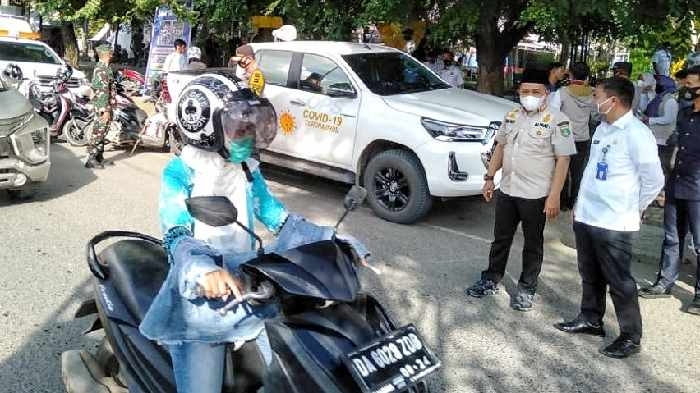 Bupati Sudian Noor memimpin langsung operasi yustisi penegakan protokol kesehatan (prokes) di pusat kota, Rabu (6/1/21) tadi.