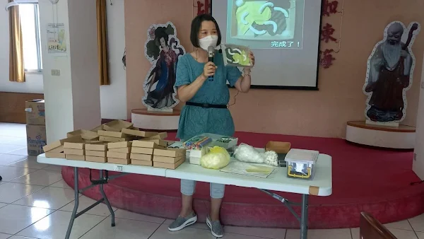 ▲彰化榮家邀請康寶玲老師運用廚房紙巾、吸管、棉花等物品，帶領長輩製作可愛的「蠶寶寶」。（記者林明佑翻攝）