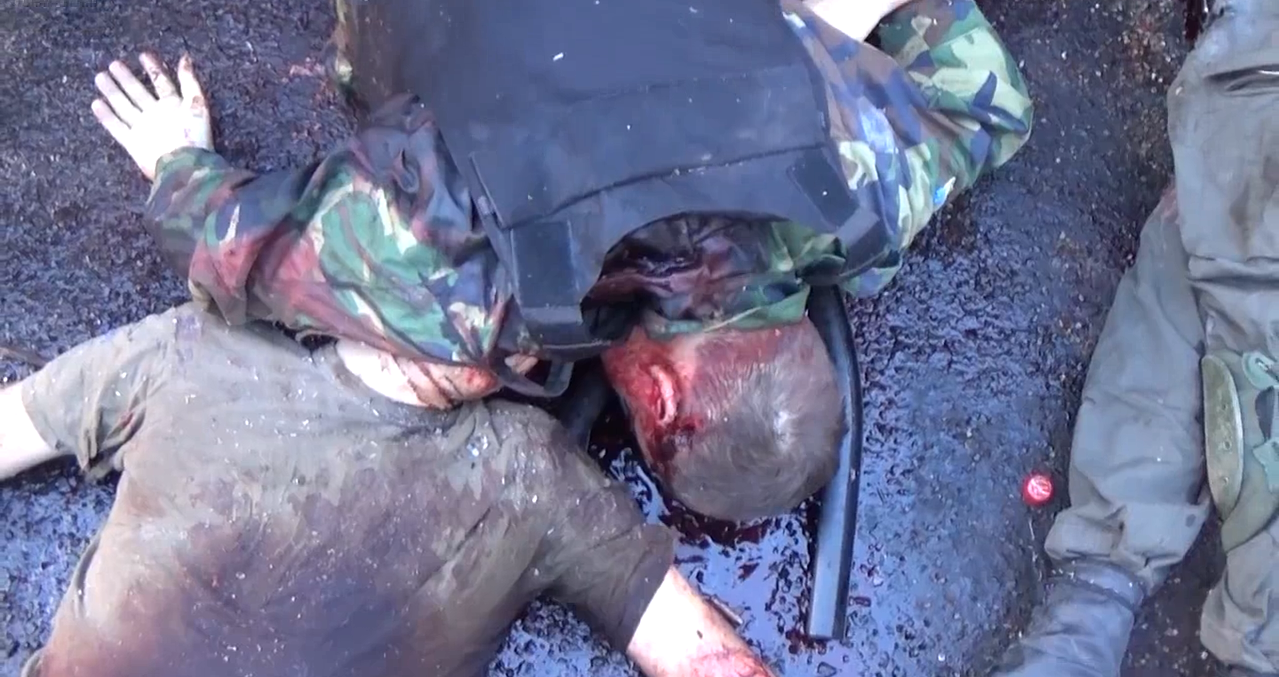 ウクライナ人による戦争犯罪 ウクライナのネオナチ 抹殺される 動画 閲覧注意