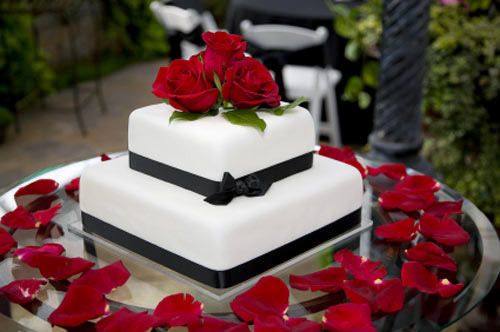 Petalos di Pauli Signature Invitation Black White and Red Cake
