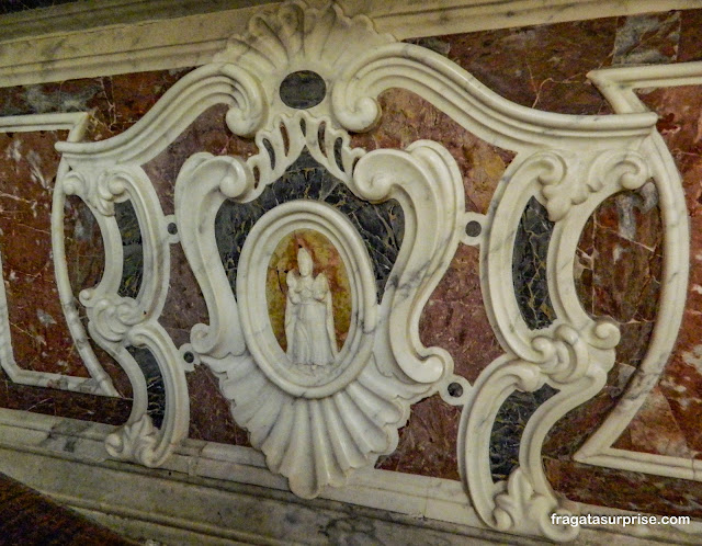 Altar em mármore na Catedral de Taormina