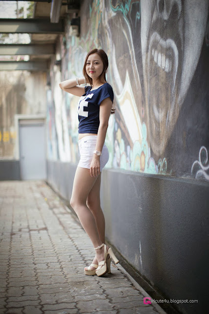 2 Eun Jung - White shorts and a black crop top - very cute asian girl-girlcute4u.blogspot.com