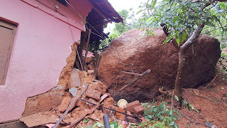 Kasaragodu:ಭಾರೀ ಮಳೆ: ಮನೆಯ ಪಾರ್ಶ್ವಕ್ಕೆ ಗುಡ್ಡ ಕುಸಿತ; ಭಾಗಶಃ ಹಾನಿ Kasaragodu:ಭಾರೀ ಮಳೆ: ಮನೆಯ ಪಾರ್ಶ್ವಕ್ಕೆ ಗುಡ್ಡ ಕುಸಿತ; ಭಾಗಶಃ ಹಾನಿ