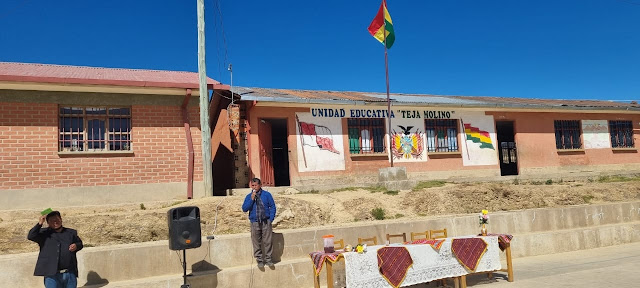 Bildungseinheit von Cuiri Teja Molino Potosí – Bolivien.  Einer meiner vielen Besuche diese Woche mit Schulgottesdiensten und Materialübergabe an die Schüler in den entlegenen Dörfern in den Bergen nördlich von Potosí Bolivien. Ich stellte mich hier zum ersten vor, nachdem ich die Pfarrei Ravelo & Ocuri übernommen habe.