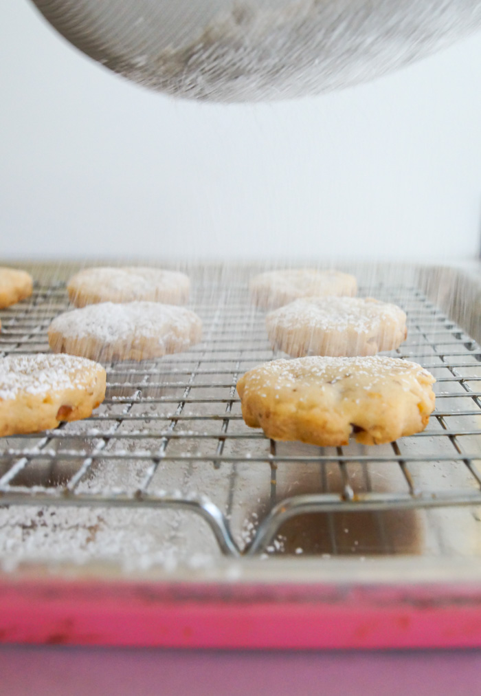 Queenies Cookies, sift powdered sugar over